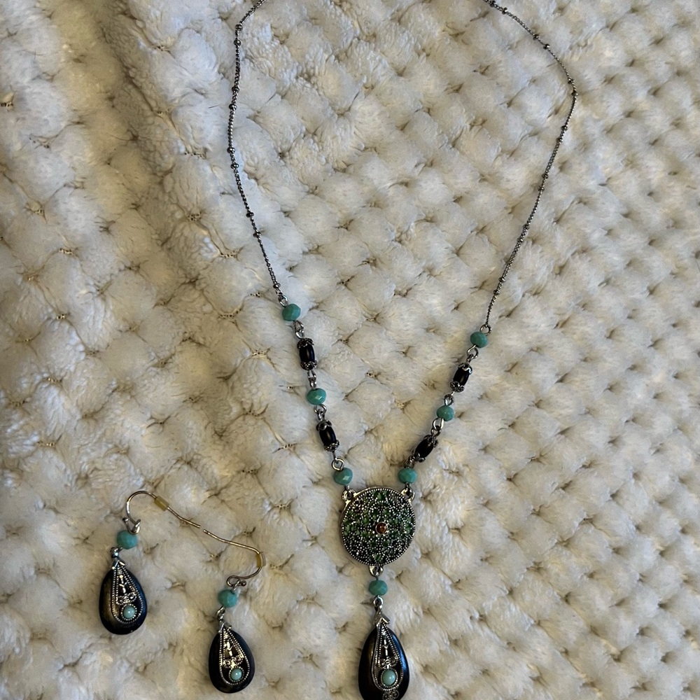 Elegant Black and Turquoise Necklace and Earring Set